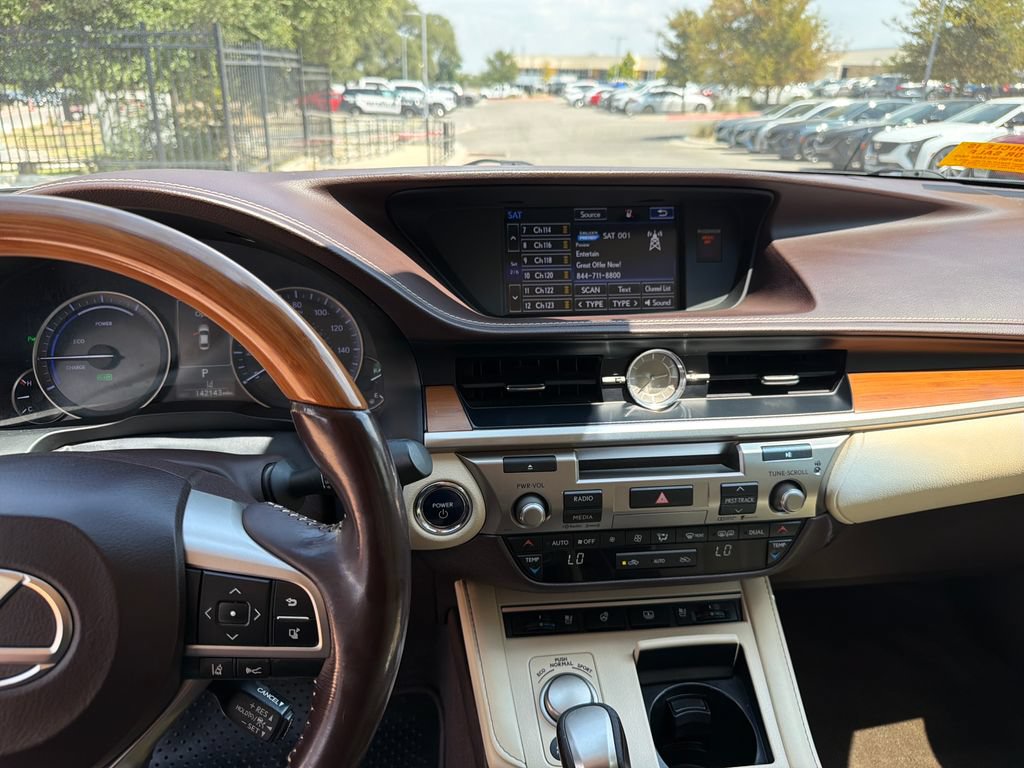 Used 2016 Lexus ES 300h w/ Luxury Package w/Wood Trim FWD image 24