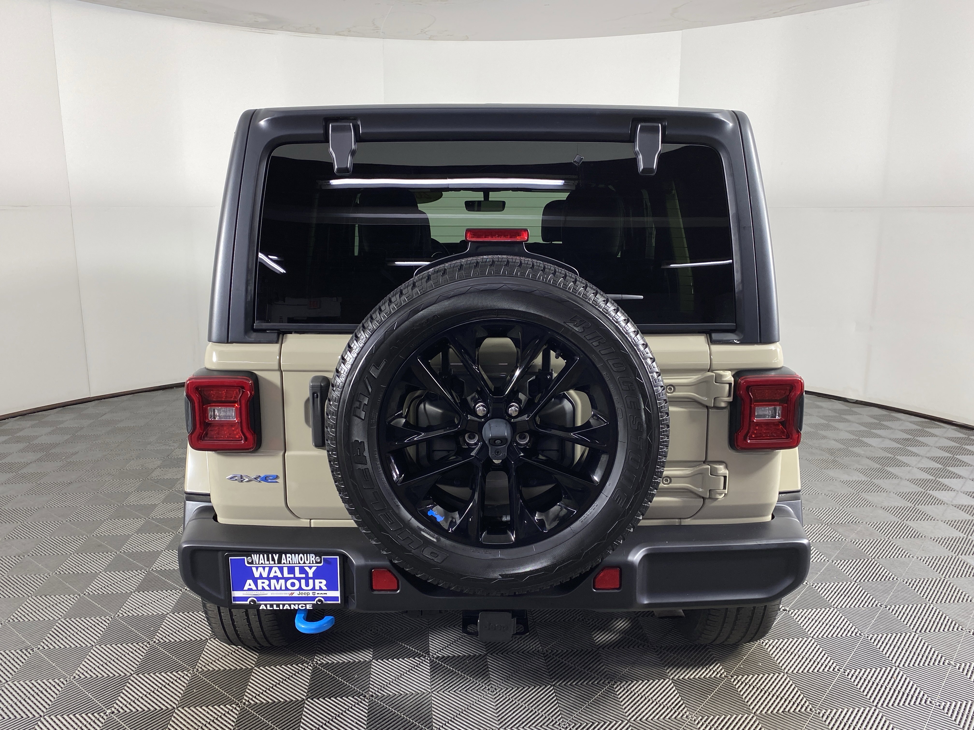 Used 2022 Jeep Wrangler Unlimited Sahara w/ Cold Weather Group image 9