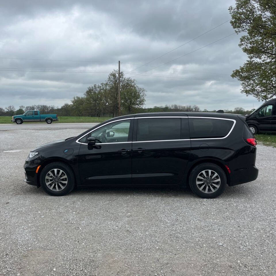 Used 2024 Chrysler Pacifica Limited FWD image 2