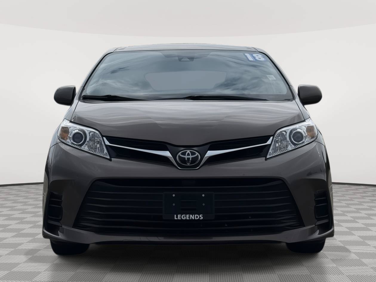 Used 2018 Toyota Sienna LE FWD image 2