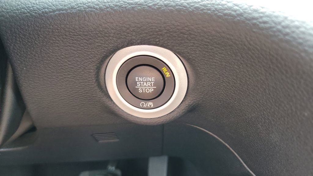 Used 2025 Chrysler Pacifica Limited image 27