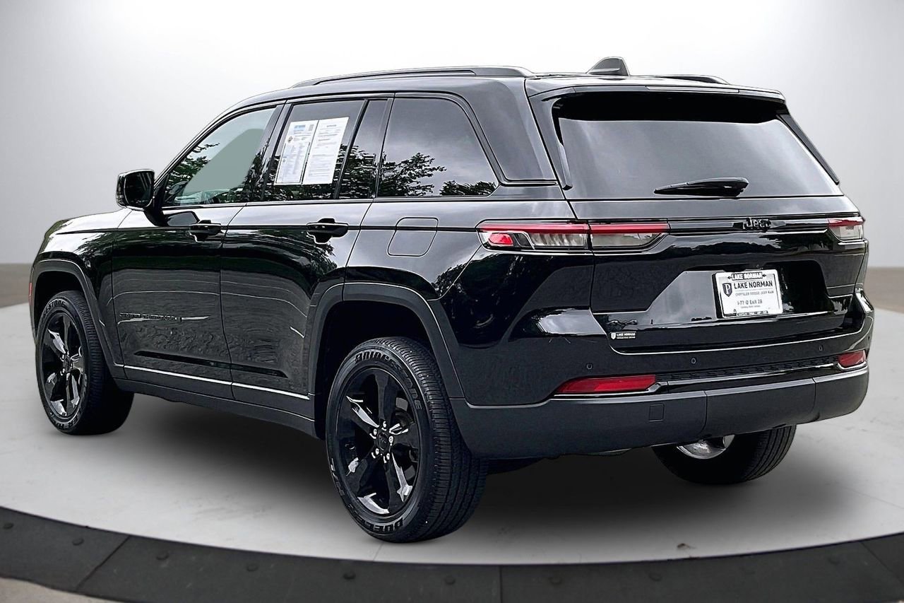 Used 2023 Jeep Grand Cherokee Altitude AWD/4WD image 7