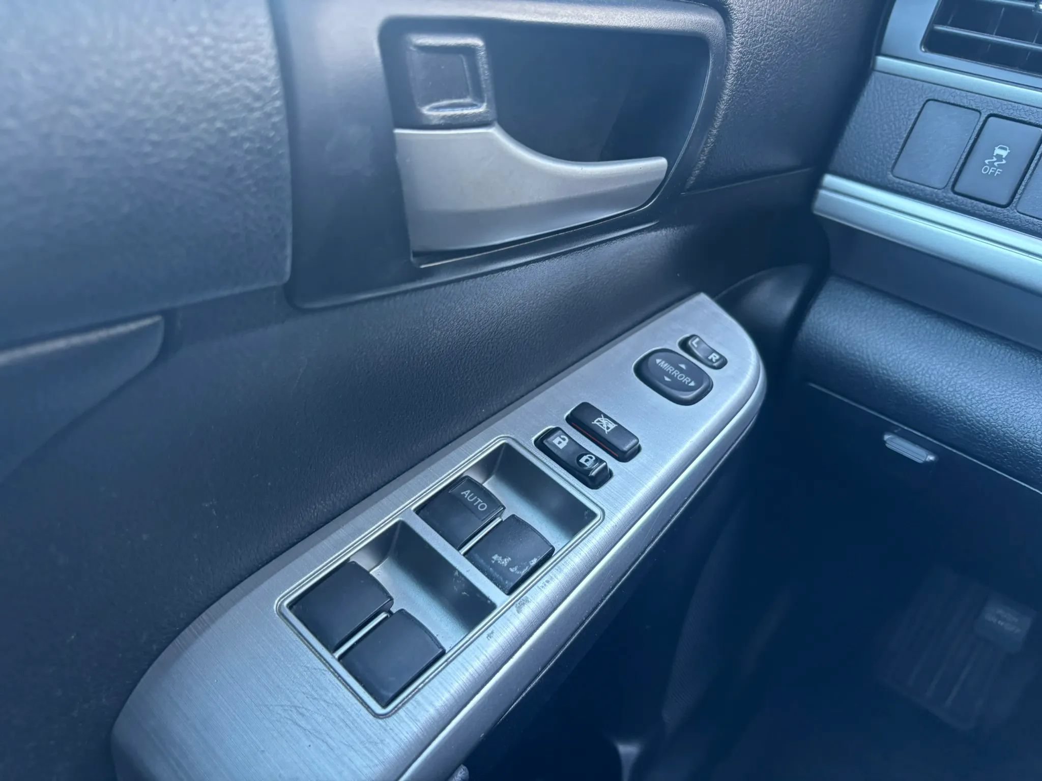 Used 2014 Toyota Camry SE FWD image 16