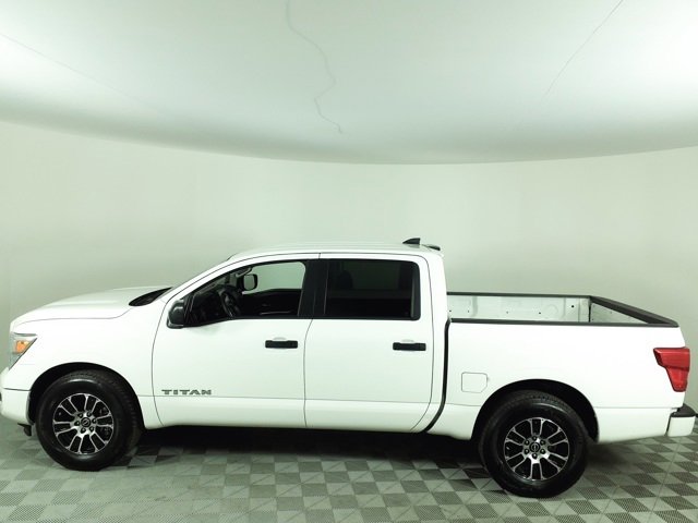 Used 2023 Nissan Titan SV image 4