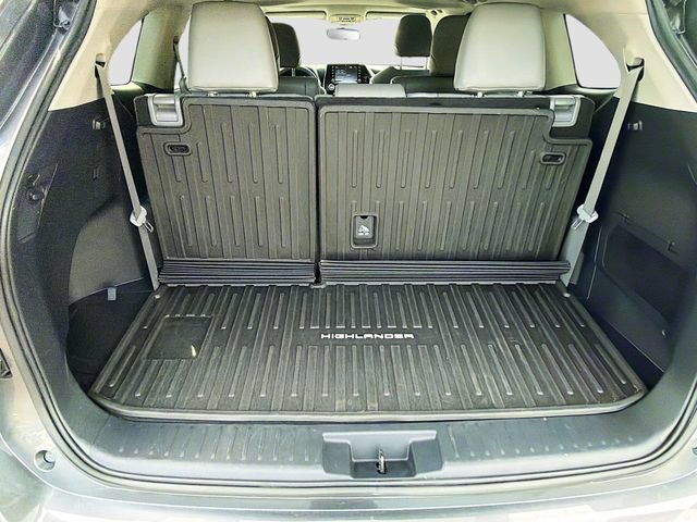 Used 2021 Toyota Highlander XLE AWD/4WD image 24