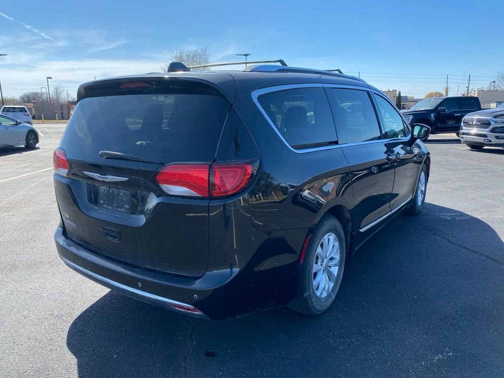 Used 2019 Chrysler Pacifica Touring-L image 8