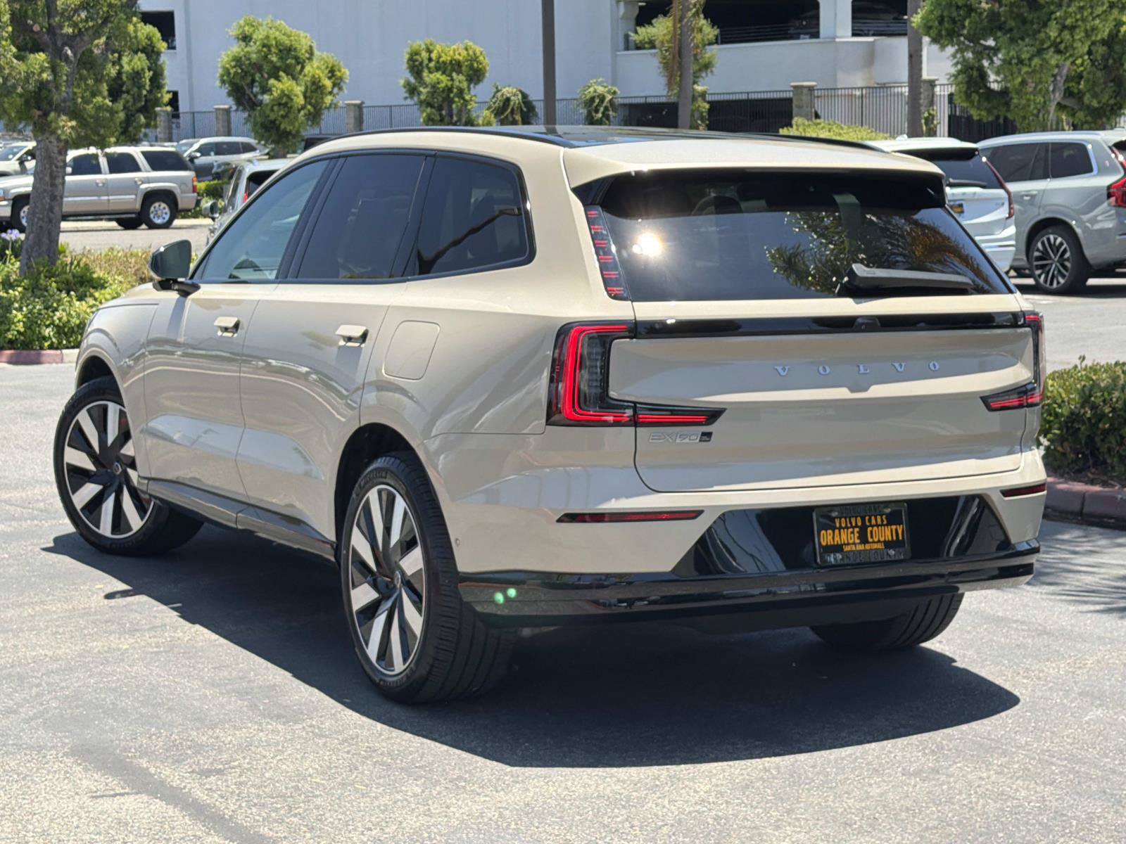 Certified 2025 Volvo EX90 Plus AWD/4WD image 7