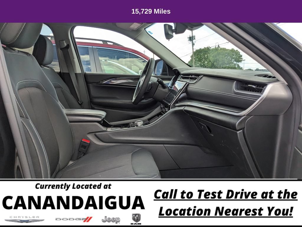 Used 2023 Jeep Grand Cherokee Laredo AWD/4WD image 29