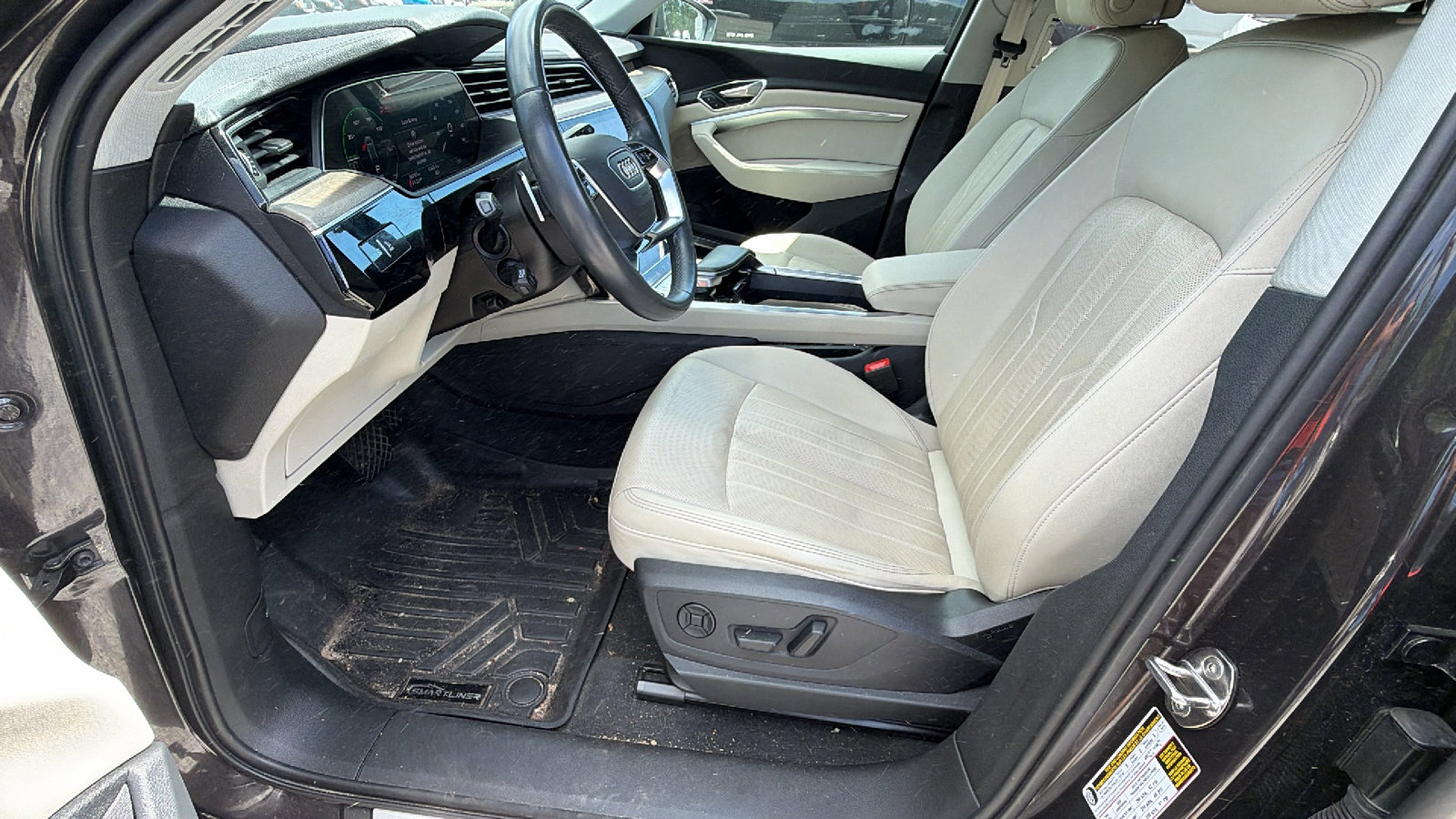 Used 2024 Audi Q8 e-tron Premium Plus w/ Premium Plus Package AWD/4WD image 17