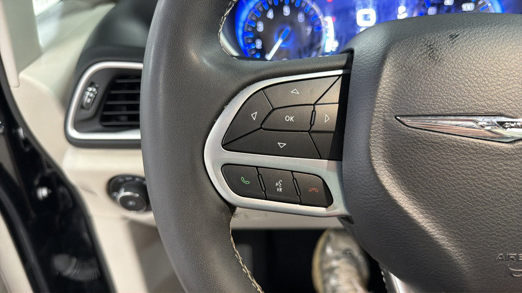 Used 2024 Chrysler Pacifica Touring-L FWD image 22