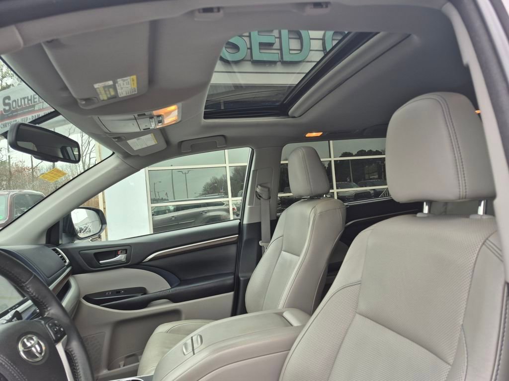 Used 2016 Toyota Highlander Limited image 14