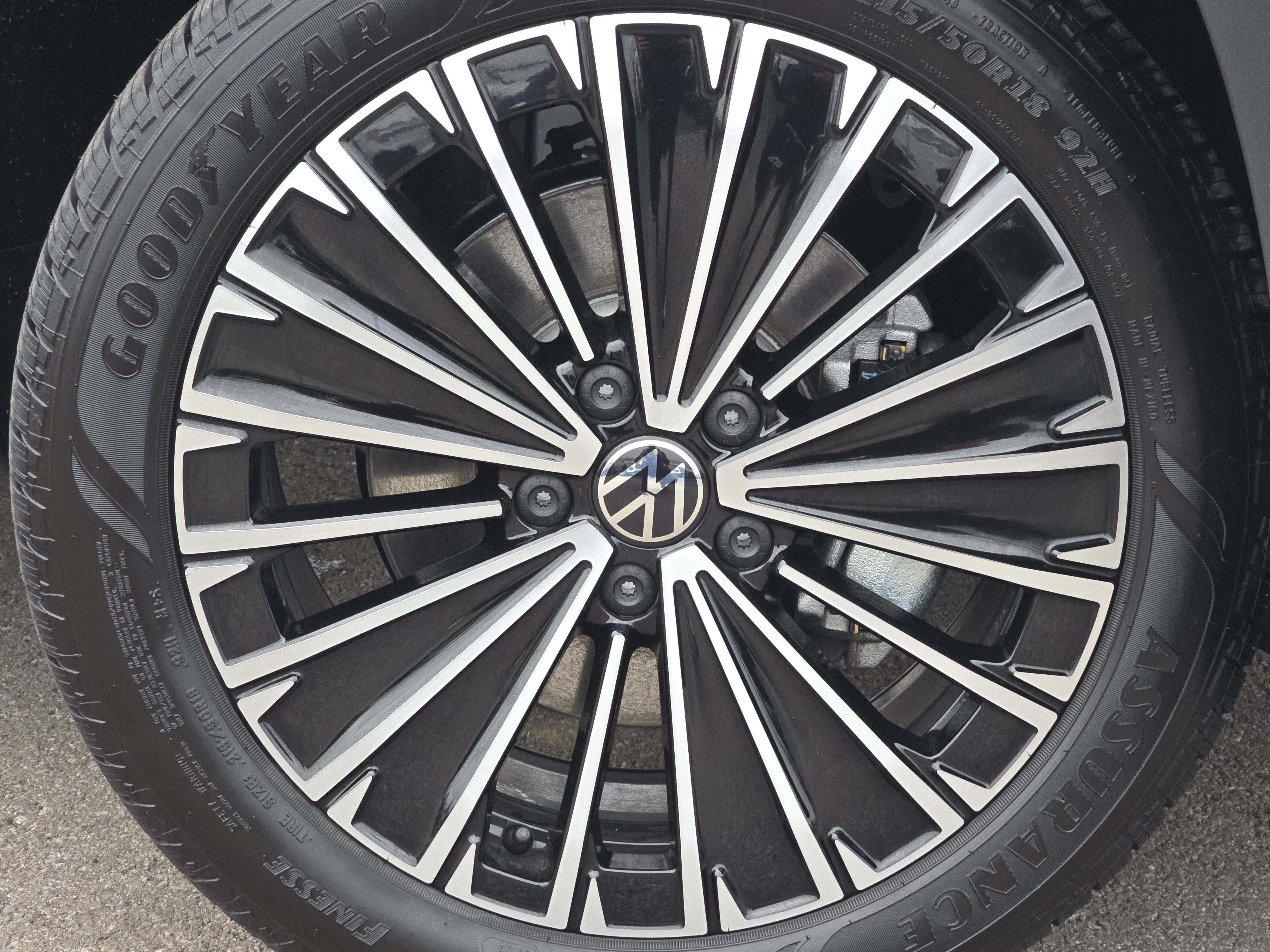 New 2027 Volkswagen Taos SE FWD image 13