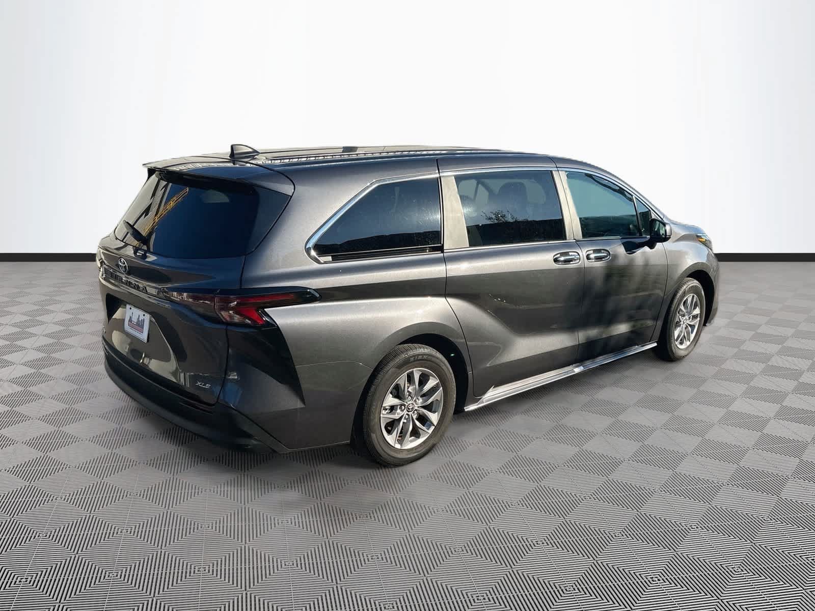 Used 2025 Toyota Sienna XLE AWD/4WD image 5