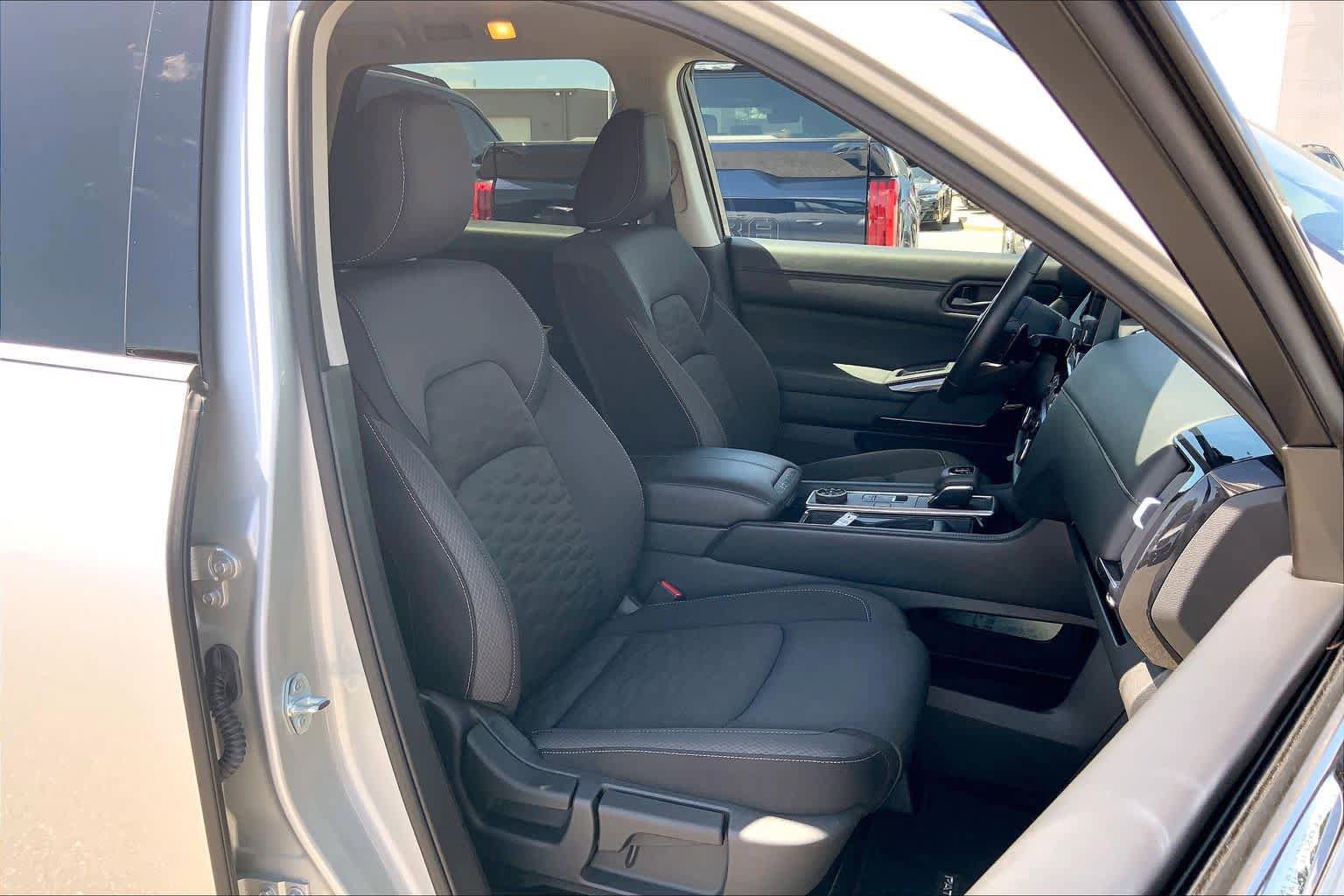 Used 2025 Nissan Pathfinder SV AWD/4WD image 9