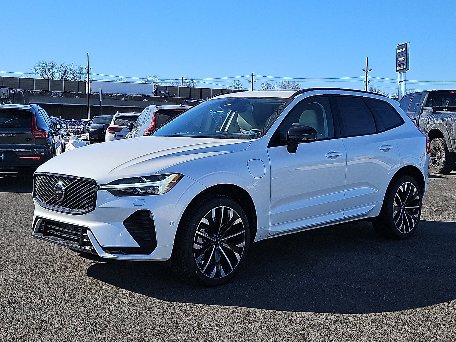 New 2026 Volvo XC60 T8 Ultra w/ Protection Package Premier AWD/4WD image 3