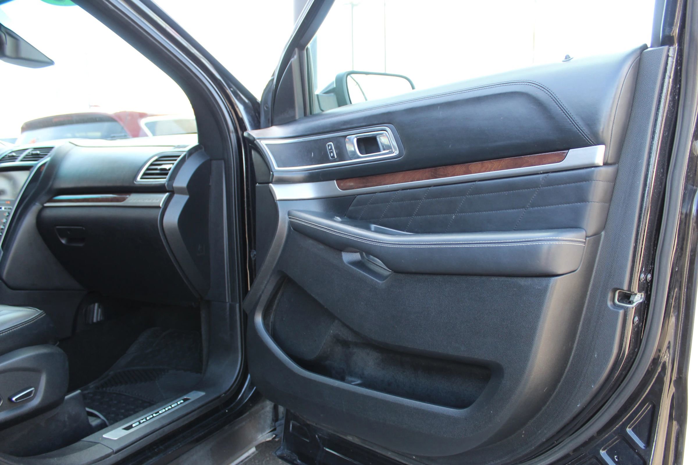 Used 2016 Ford Explorer Platinum AWD/4WD image 16