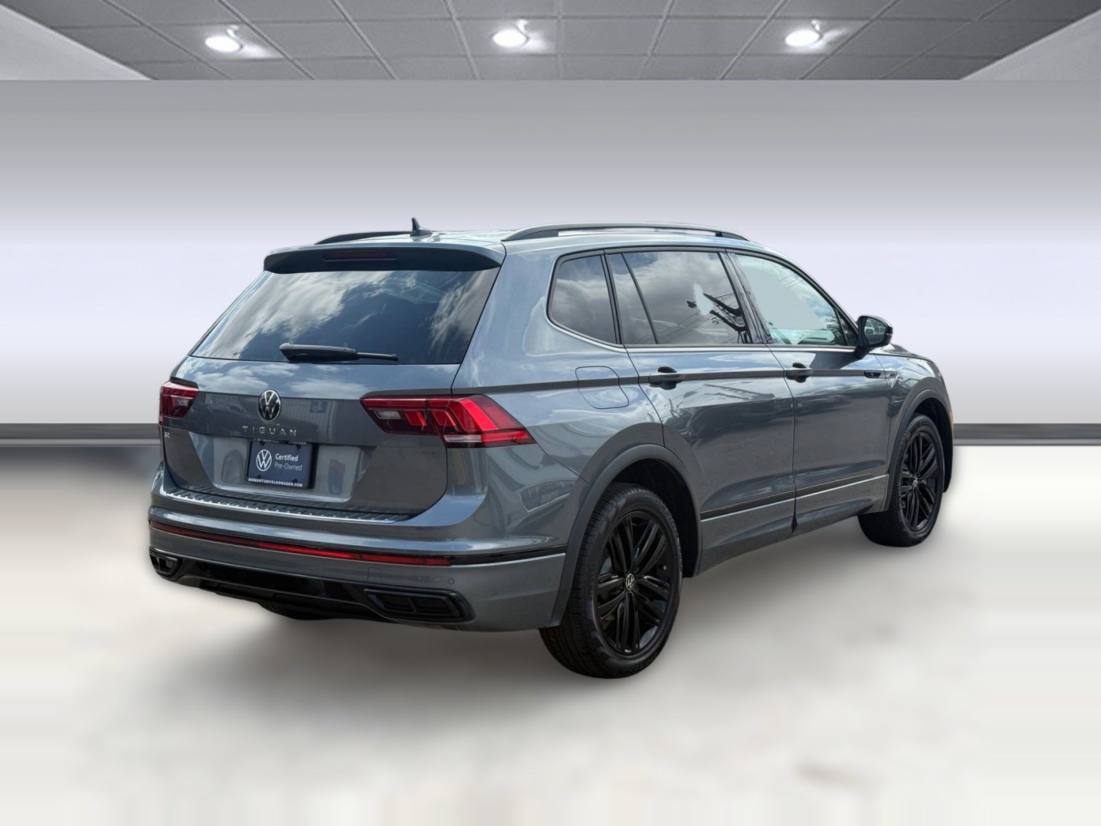Certified 2022 Volkswagen Tiguan SE R-Line image 8
