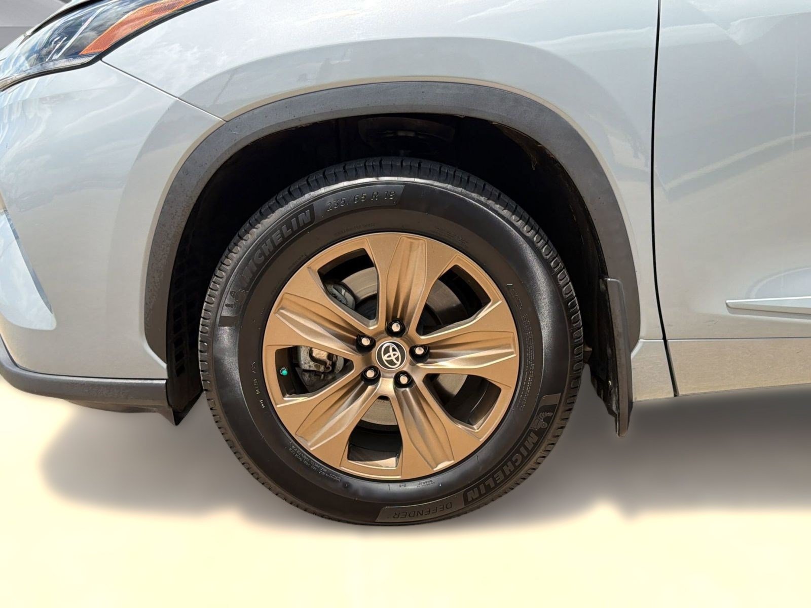 Used 2023 Toyota Highlander Bronze Edition FWD image 11