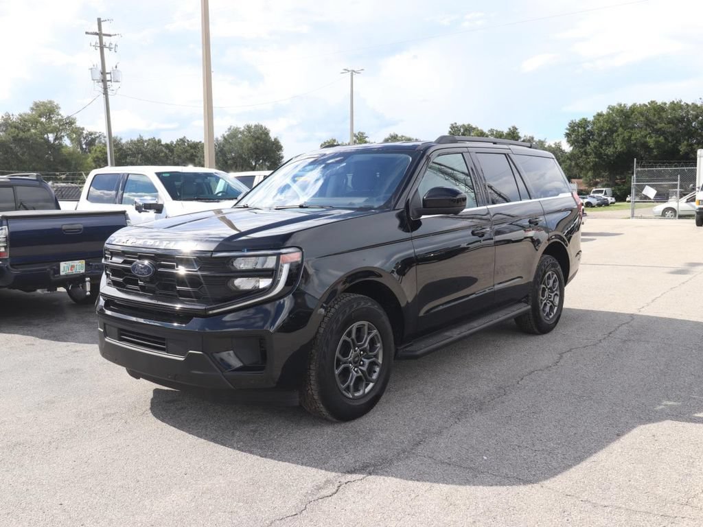 Used 2025 Ford Expedition Active RWD image 3