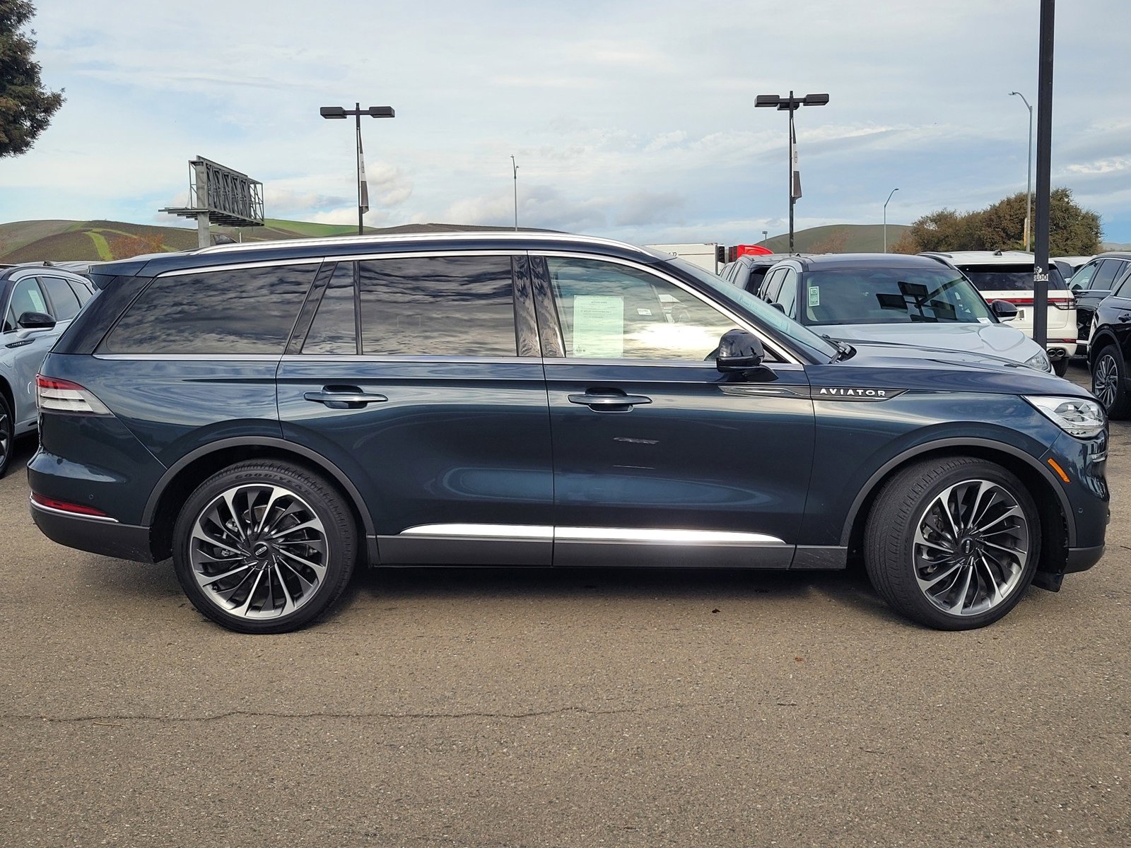 Used 2023 Lincoln Aviator Reserve w/ Equipment Group 201A image 3