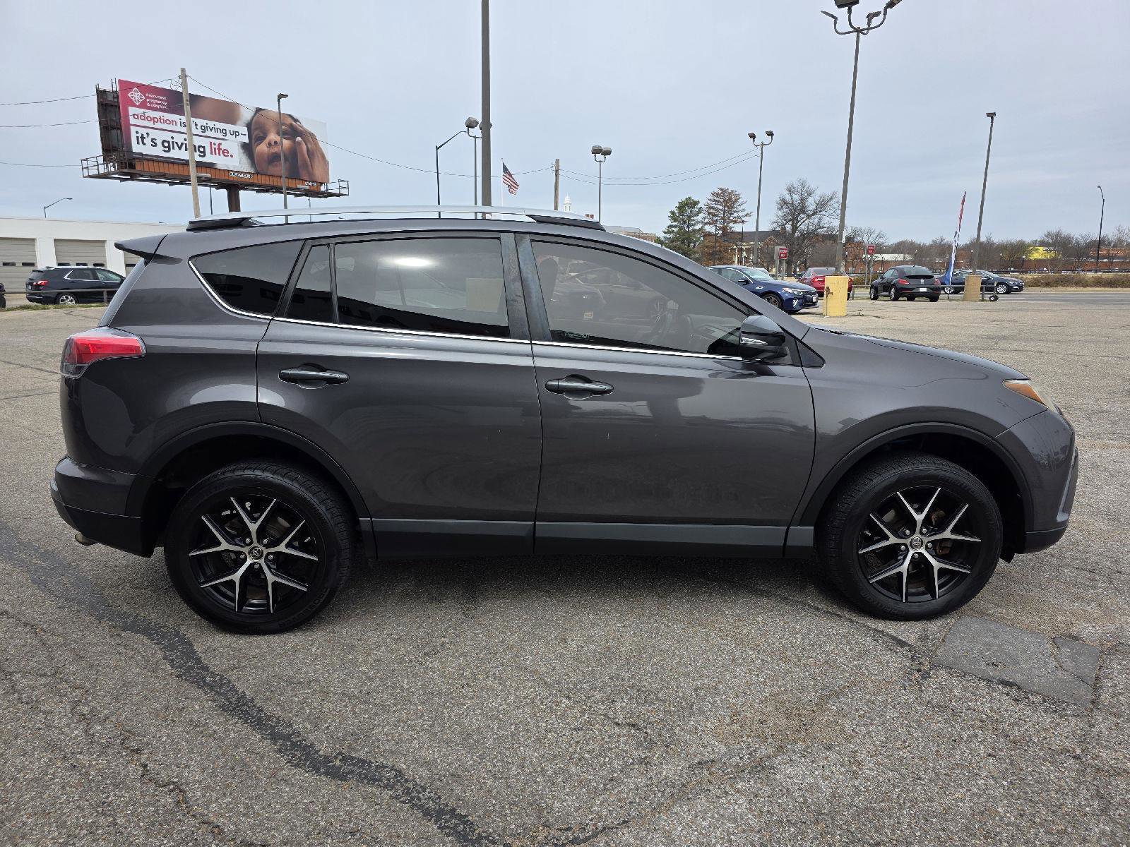 Used 2017 Toyota RAV4 SE w/ Power Special Value Package FWD image 4