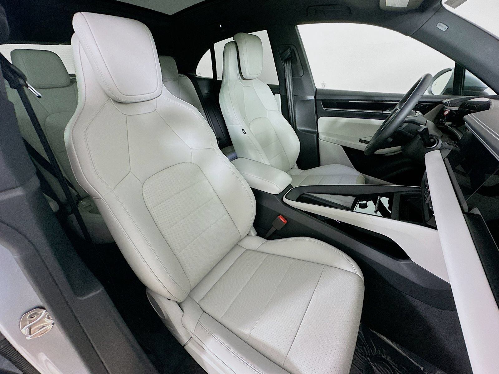 Used 2025 Porsche Macan 4 Electric AWD/4WD image 47