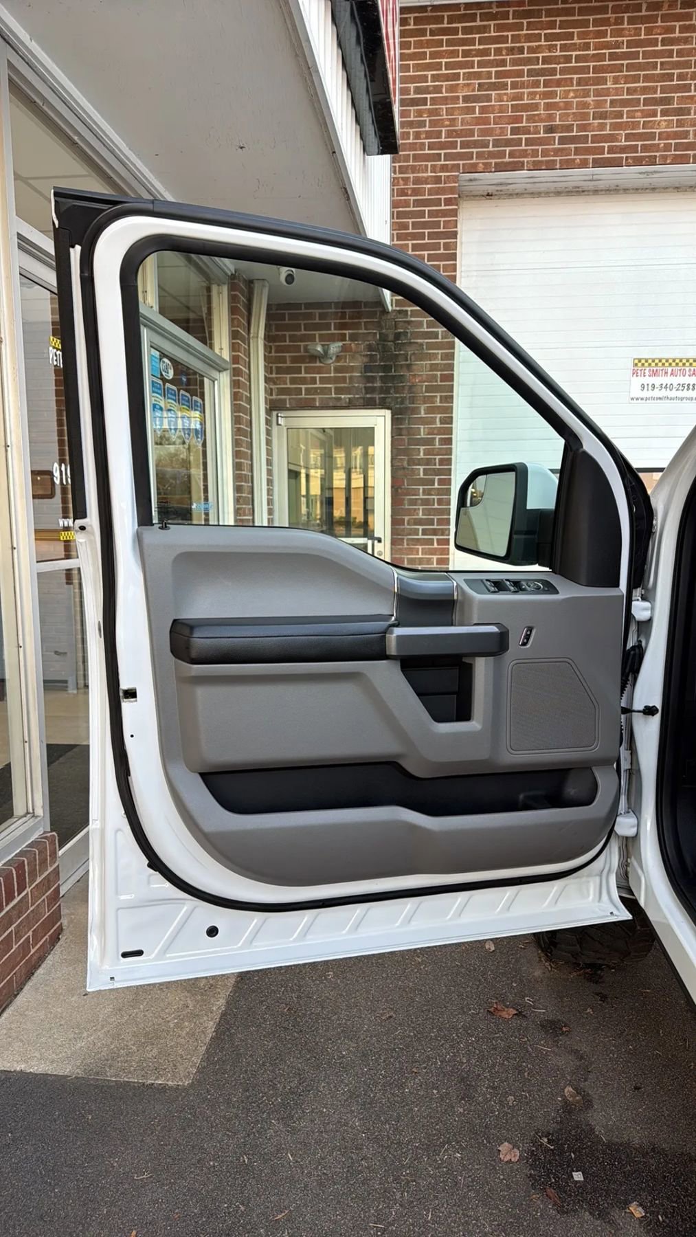 Used 2015 Ford F150 XLT w/ Equipment Group 302A Luxury image 10