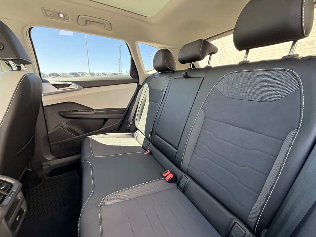 Certified 2025 Volkswagen Taos SE FWD image 12