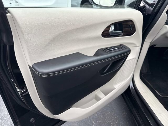 Used 2023 Chrysler Pacifica Limited image 21