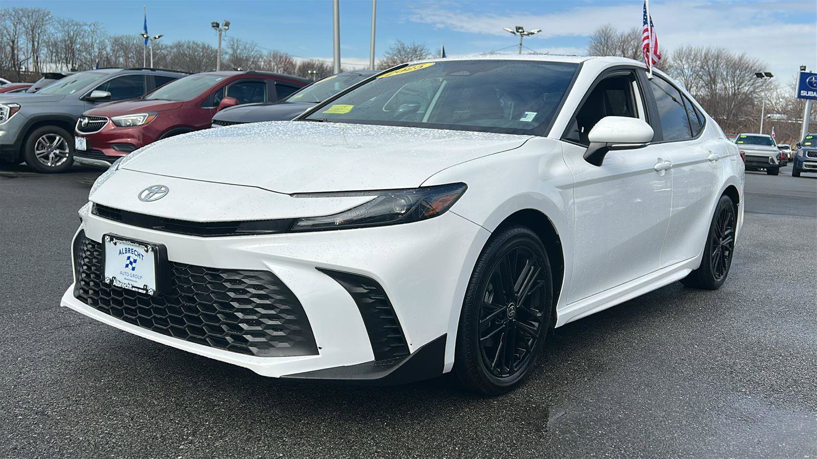 Used 2025 Toyota Camry SE w/ Convenience Package image 3