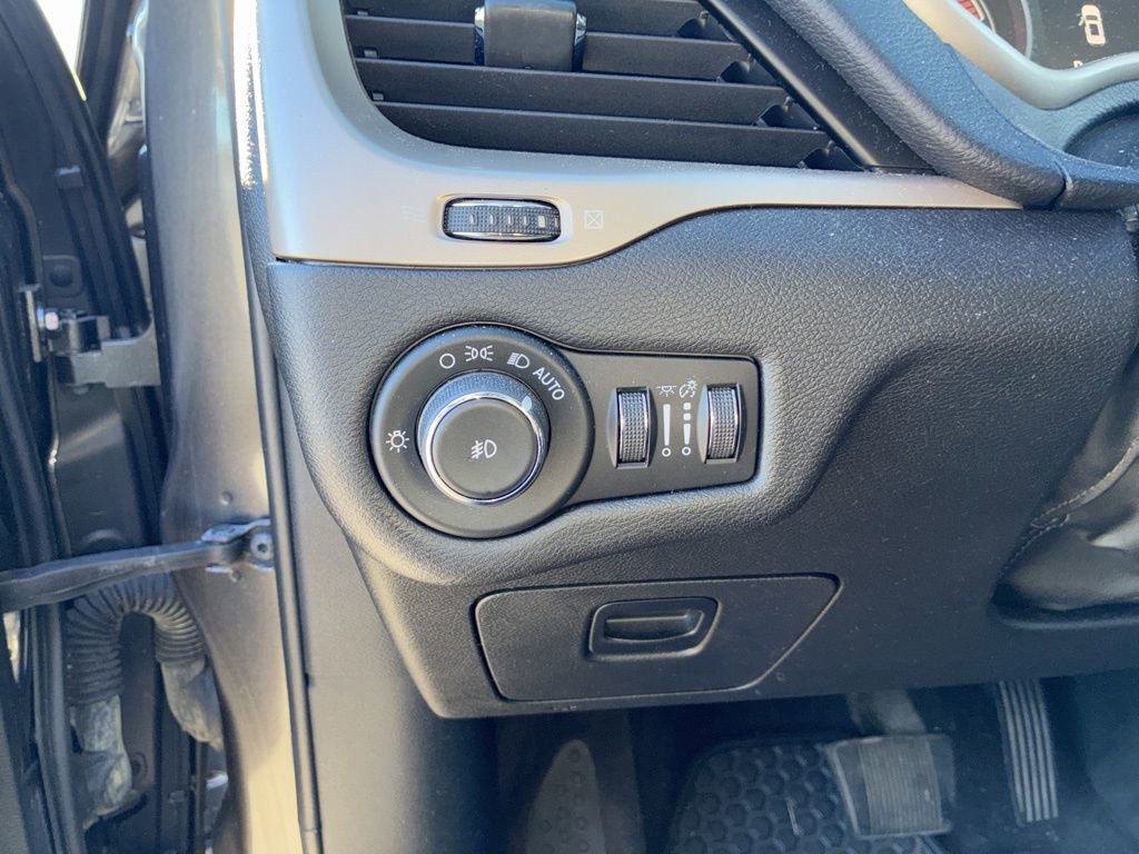 Used 2017 Jeep Cherokee Latitude w/ Cold Weather Group image 12