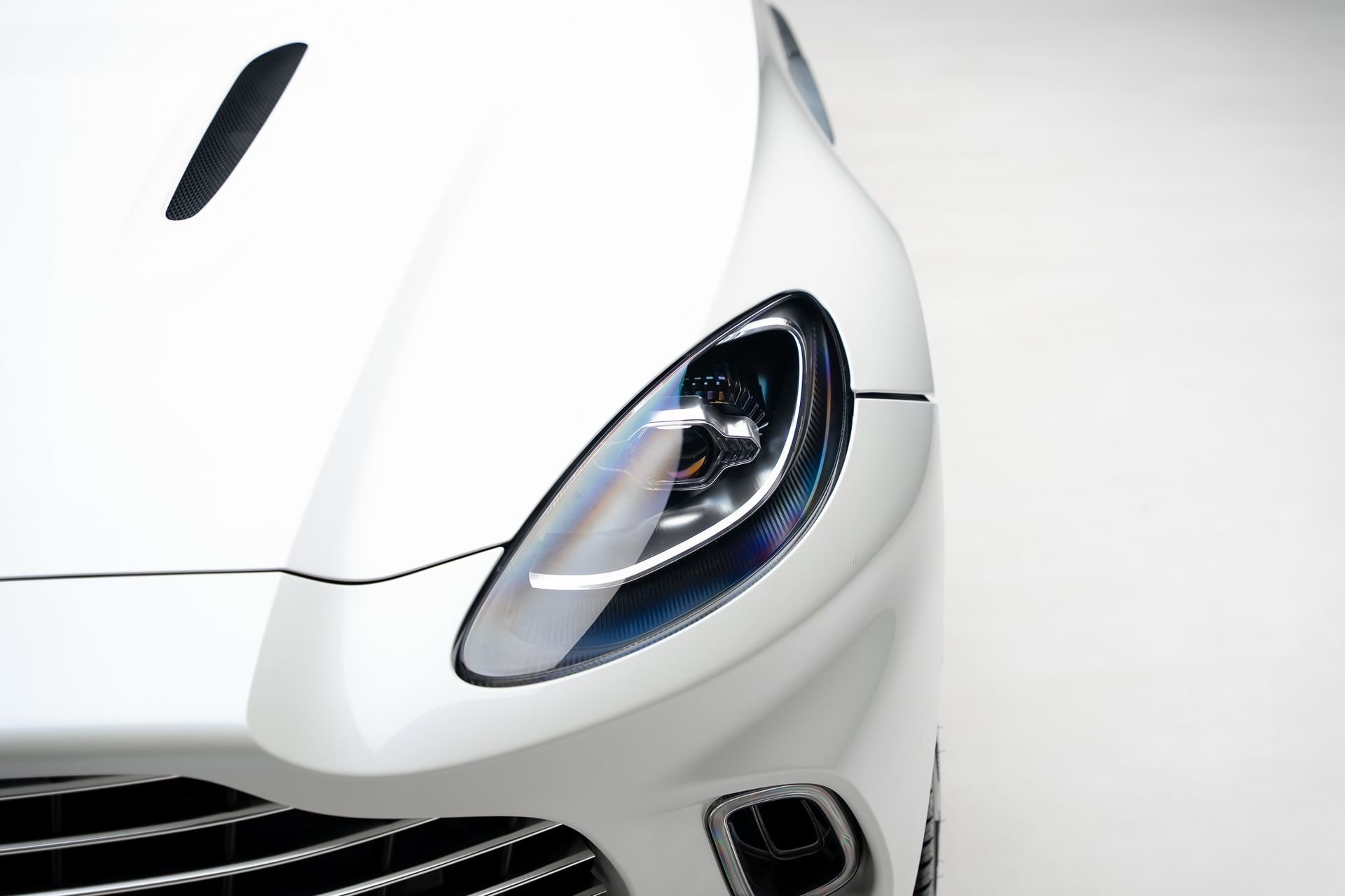 Used 2021 Aston Martin DBX AWD/4WD image 11