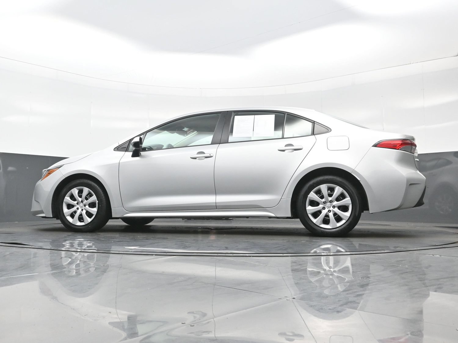 Used 2025 Toyota Corolla LE FWD image 27