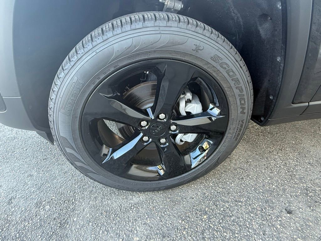 Certified 2025 Jeep Grand Cherokee Limited w/ Black Appearance Package image 32