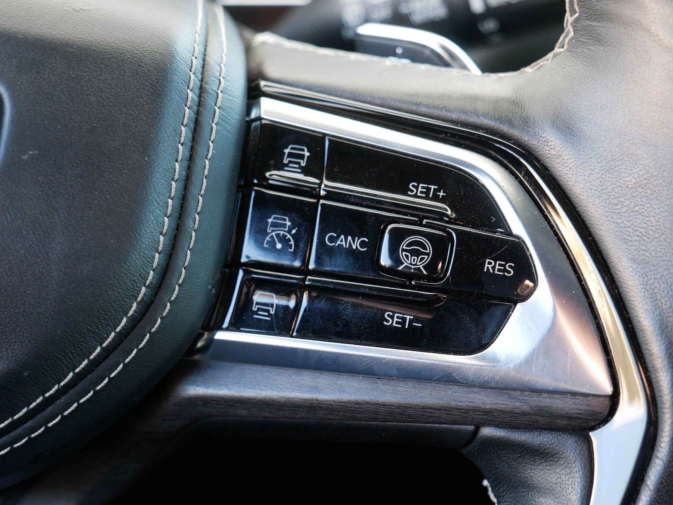 Used 2024 Jeep Grand Cherokee L Overland w/ Advanced Protech Group III AWD/4WD image 29