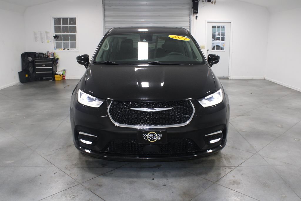 Used 2024 Chrysler Pacifica Touring-L image 3