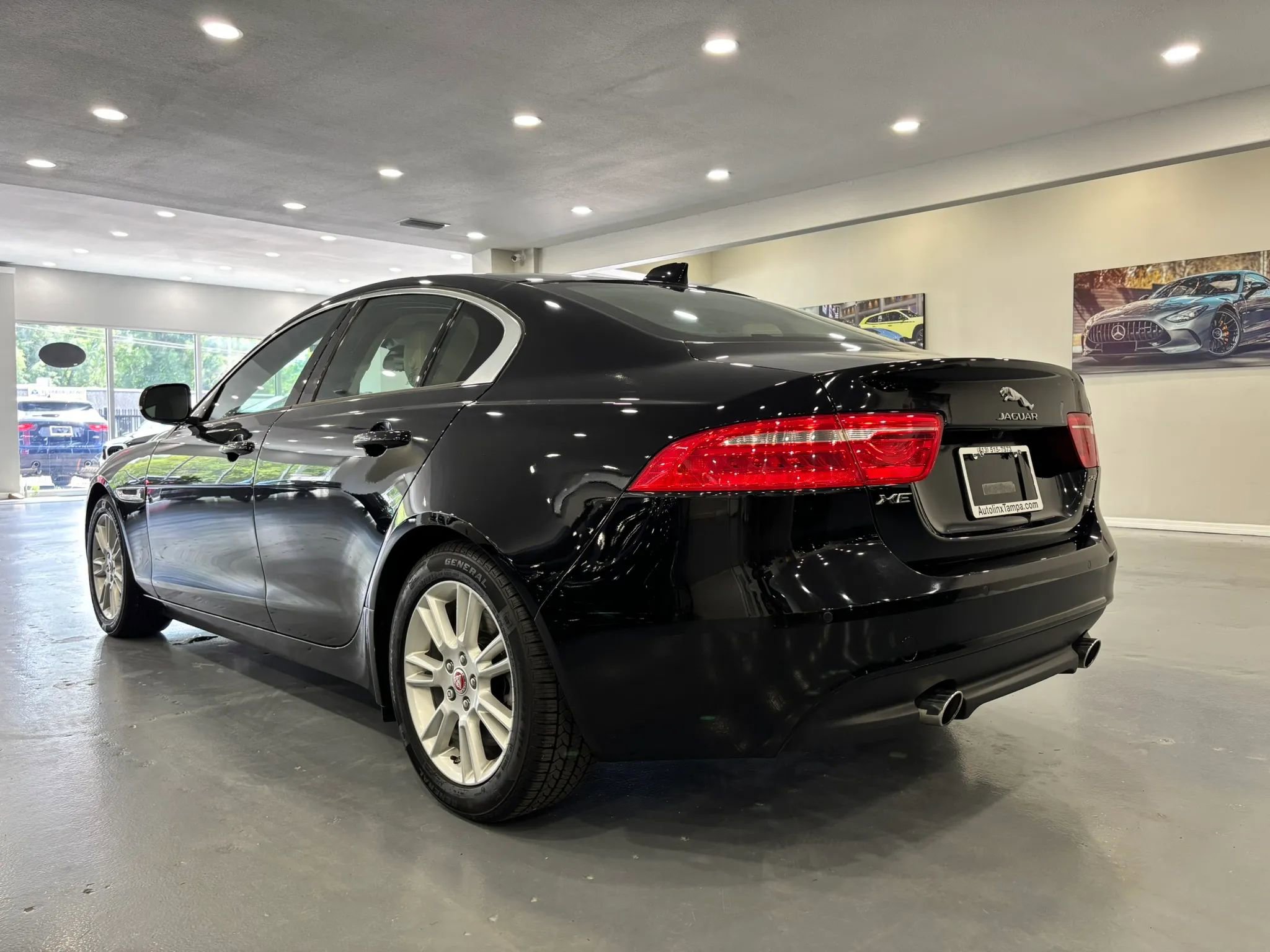 Used 2017 Jaguar XE Premium image 5