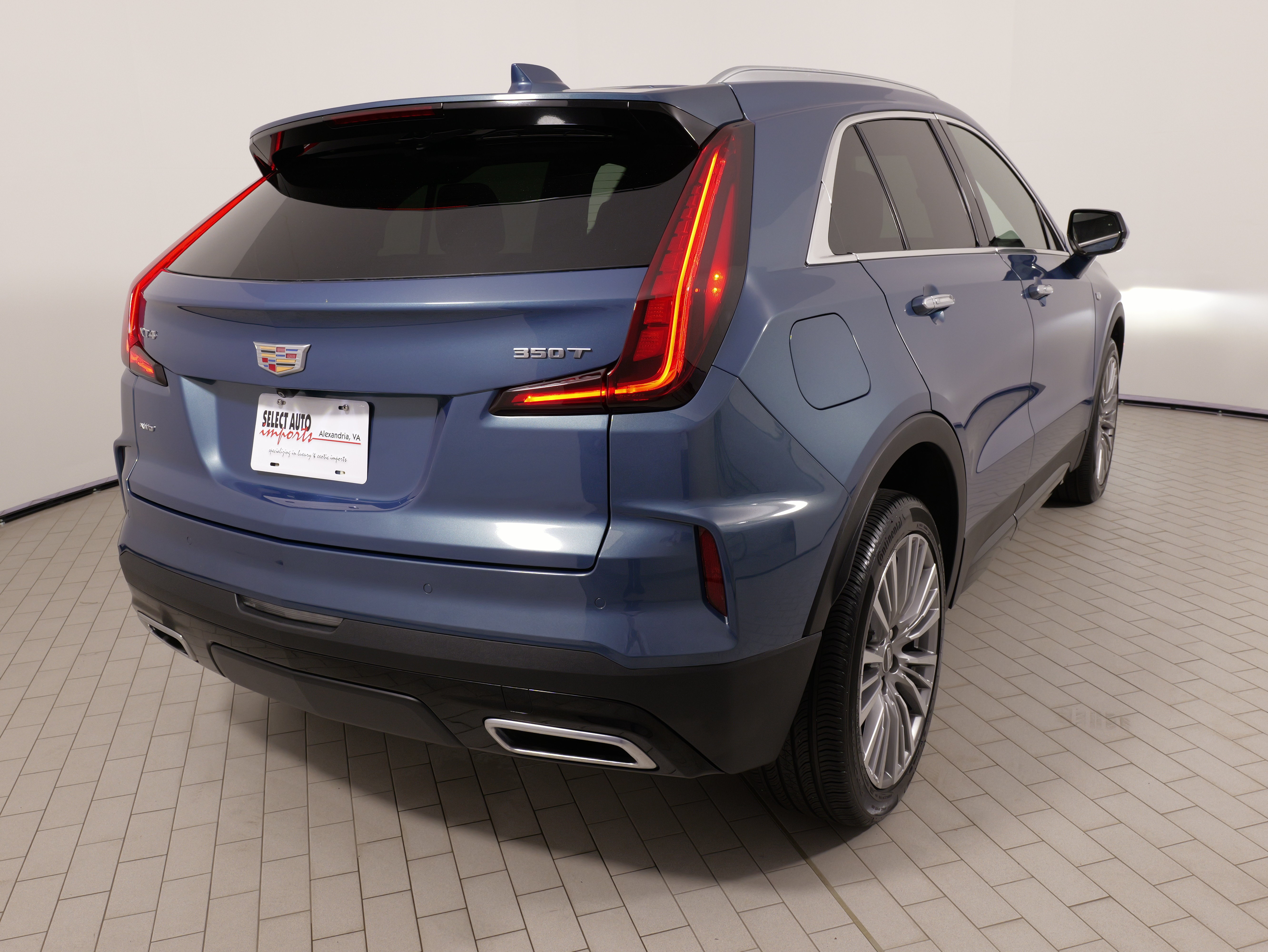 Used 2024 Cadillac XT4 Premium Luxury w/ Cold Weather Package AWD/4WD image 13