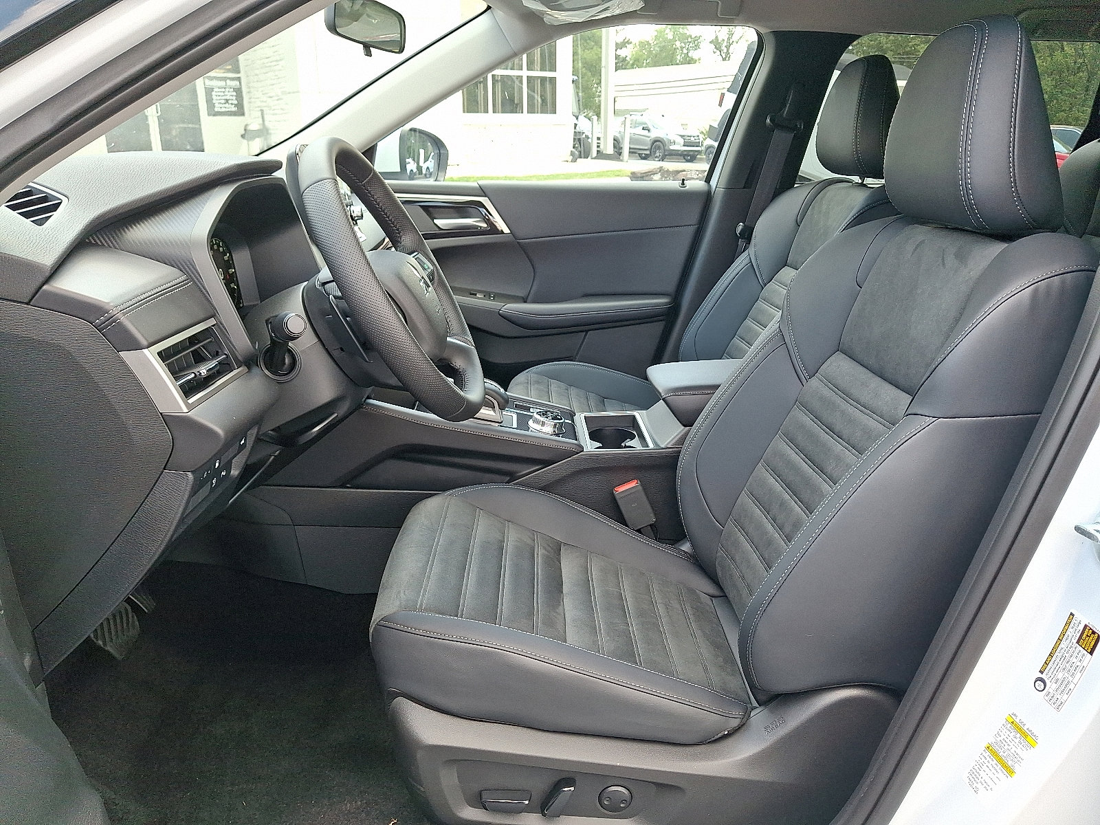 New 2025 Mitsubishi Outlander SE image 13