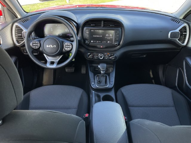 Used 2025 Kia Soul LX w/ LX Technology Package FWD image 9