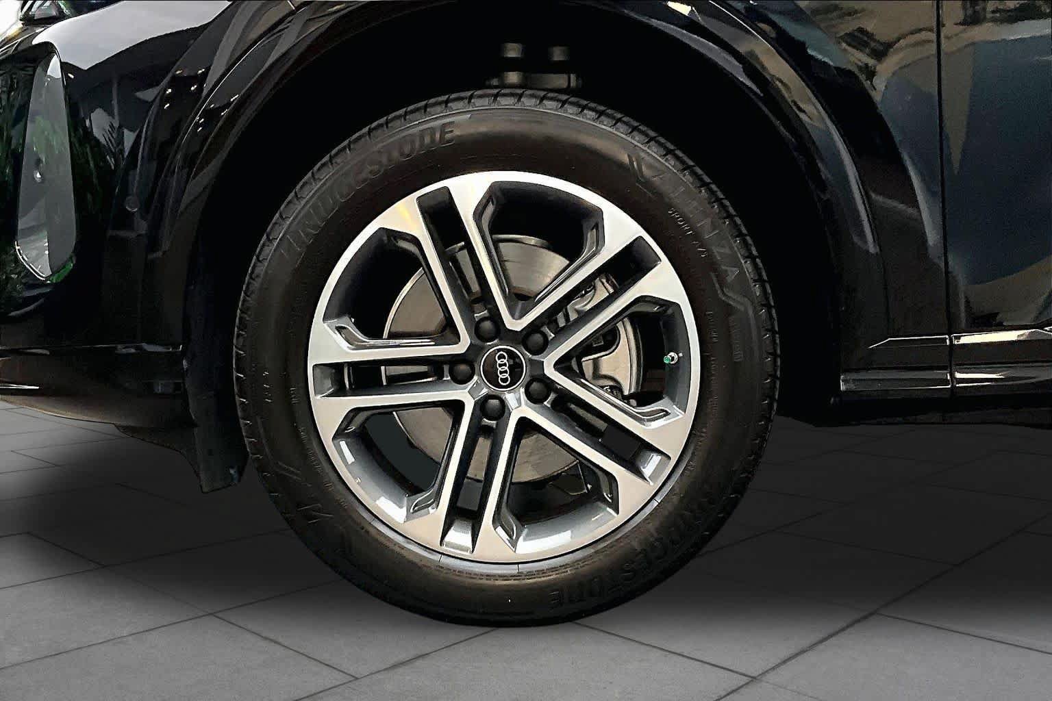 Certified 2025 Audi Q5 Premium AWD/4WD image 11