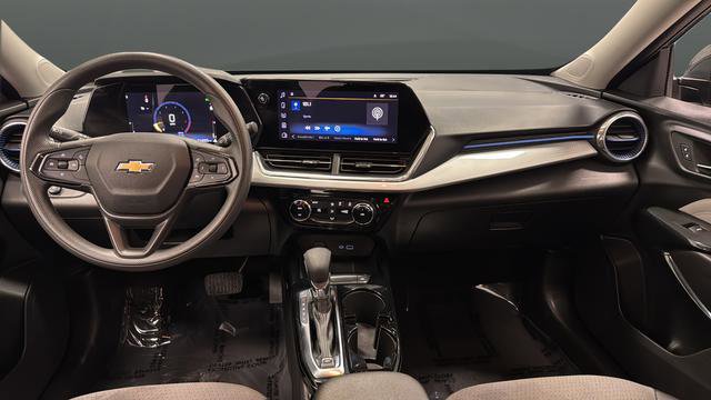 Used 2025 Chevrolet Trax LT FWD image 11