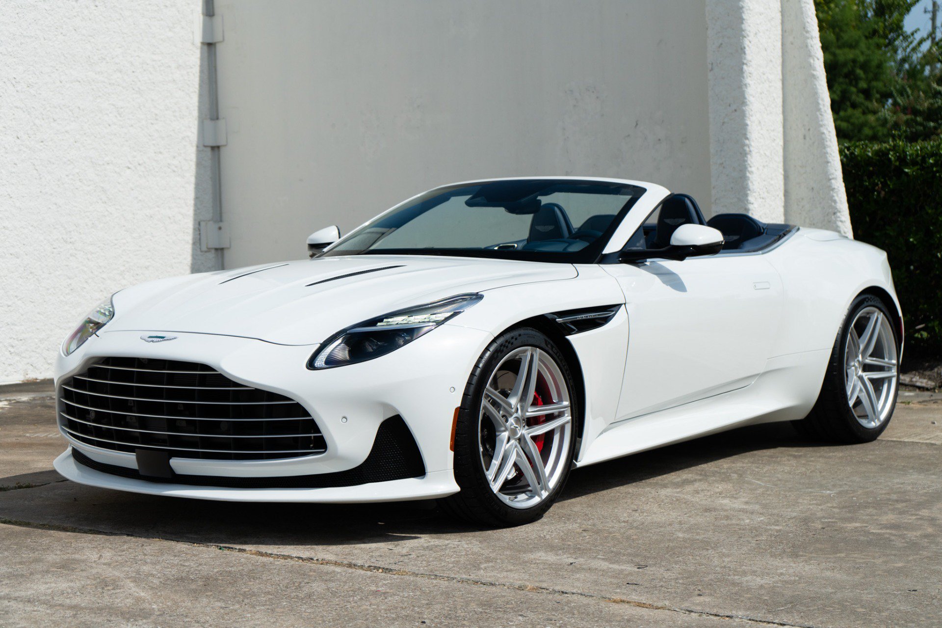 Used 2025 Aston Martin DB12 Convertible RWD image 5
