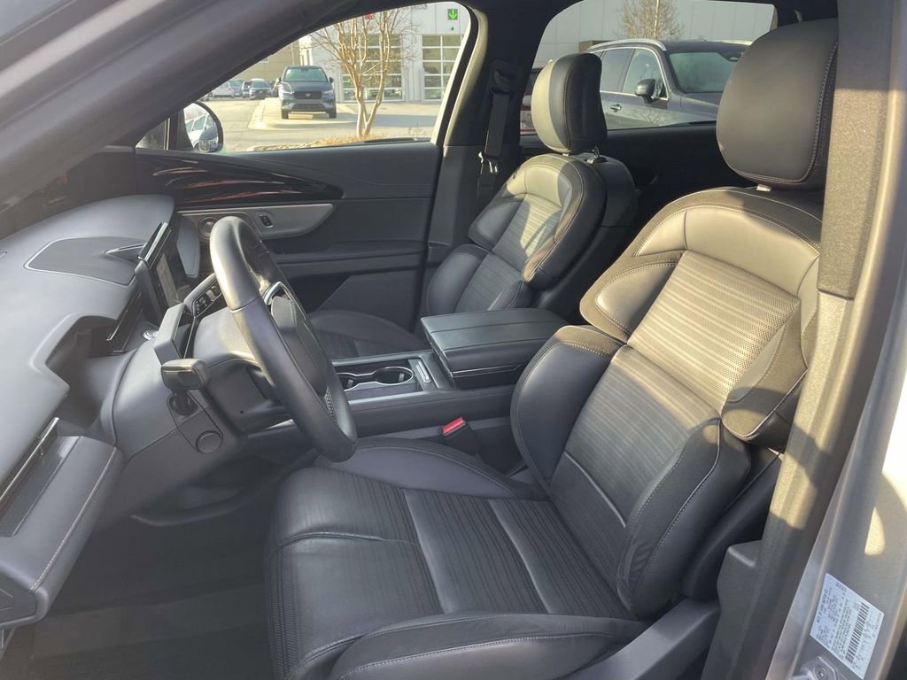 Used 2025 Lincoln Nautilus Reserve image 8