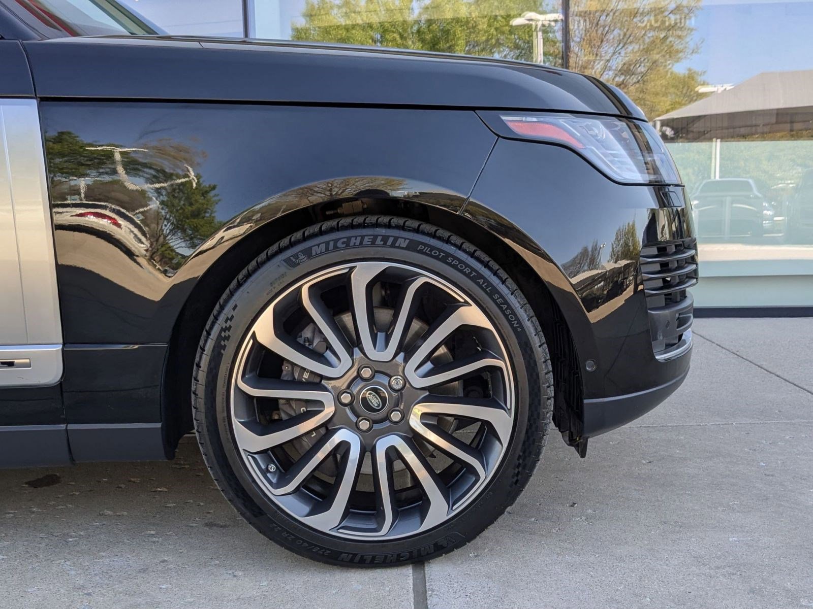 Used 2019 Land Rover Range Rover Long Wheelbase Supercharged image 11