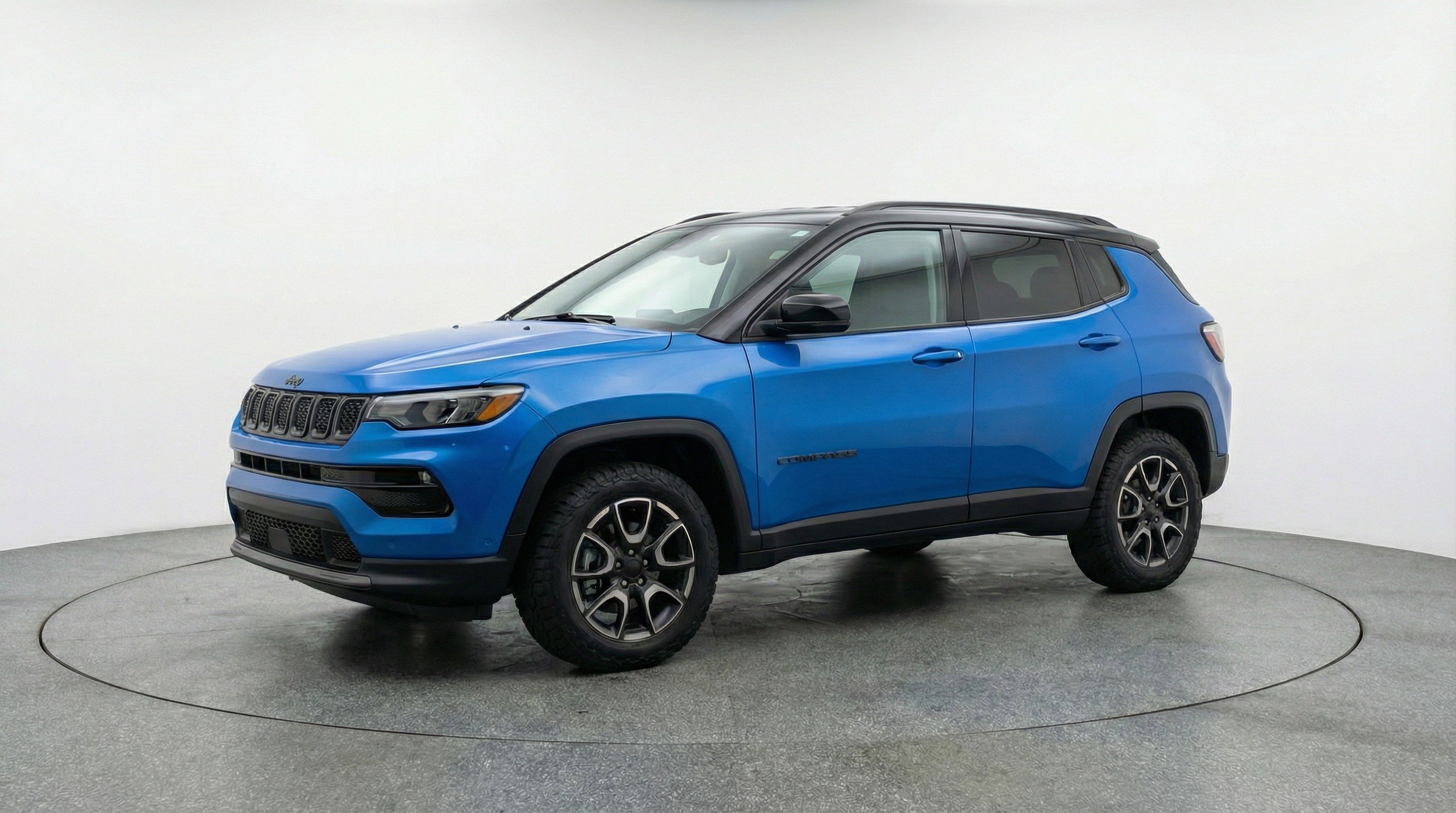 Used 2025 Jeep Compass Trailhawk image 3