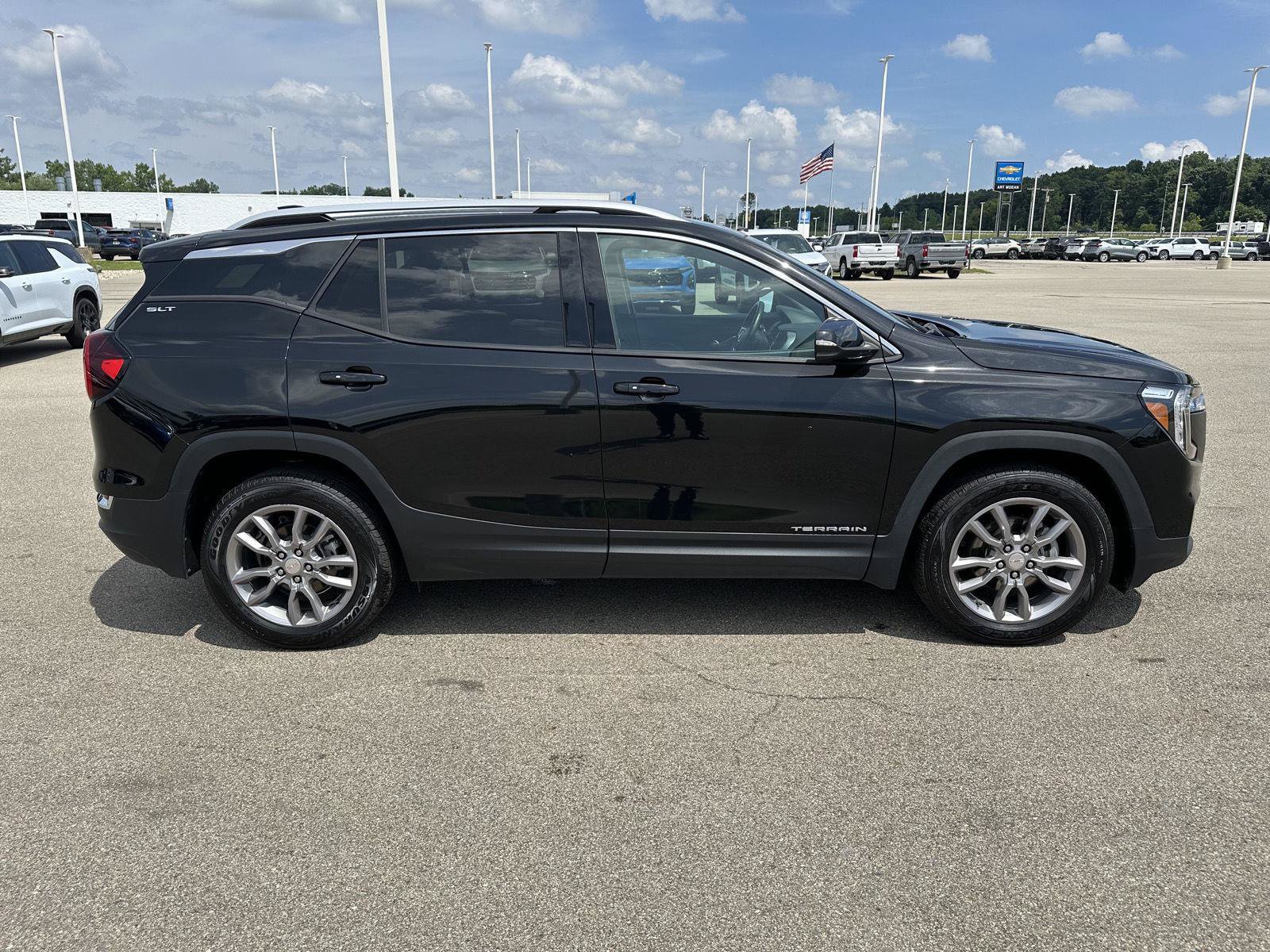 Used 2024 GMC Terrain SLT AWD/4WD image 12