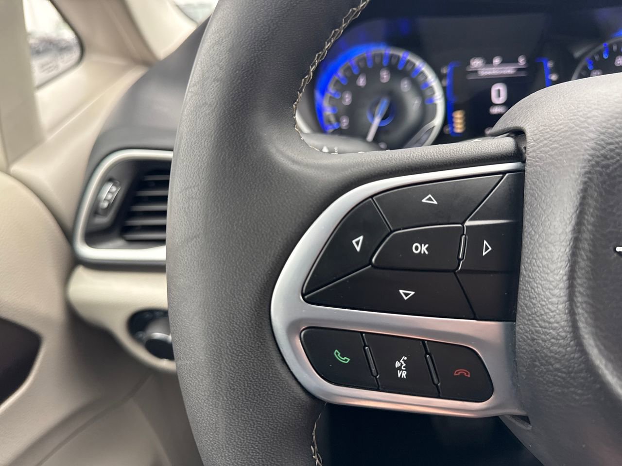 Used 2024 Chrysler Voyager LX image 30