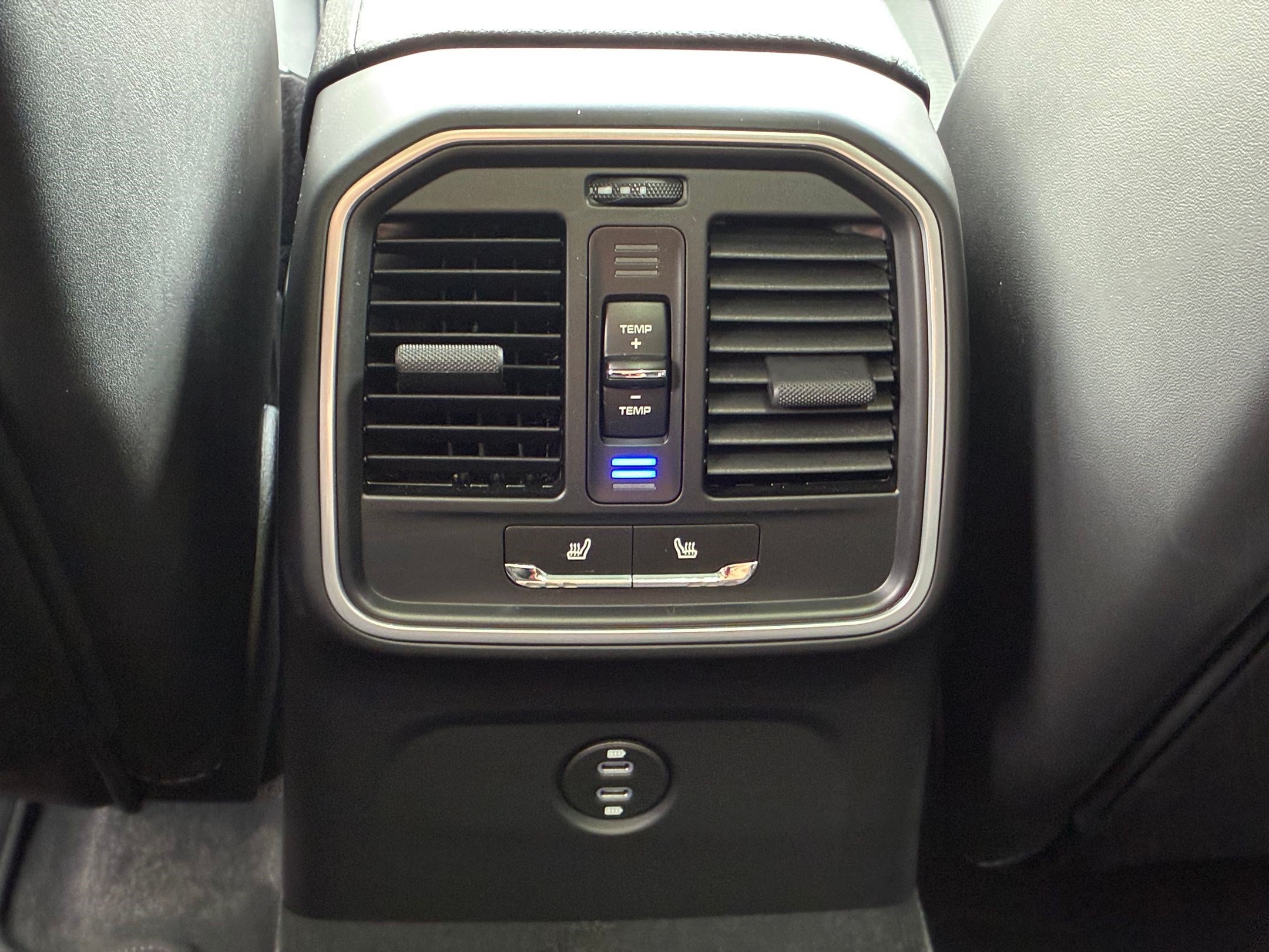 Used 2025 Porsche Macan AWD/4WD image 24