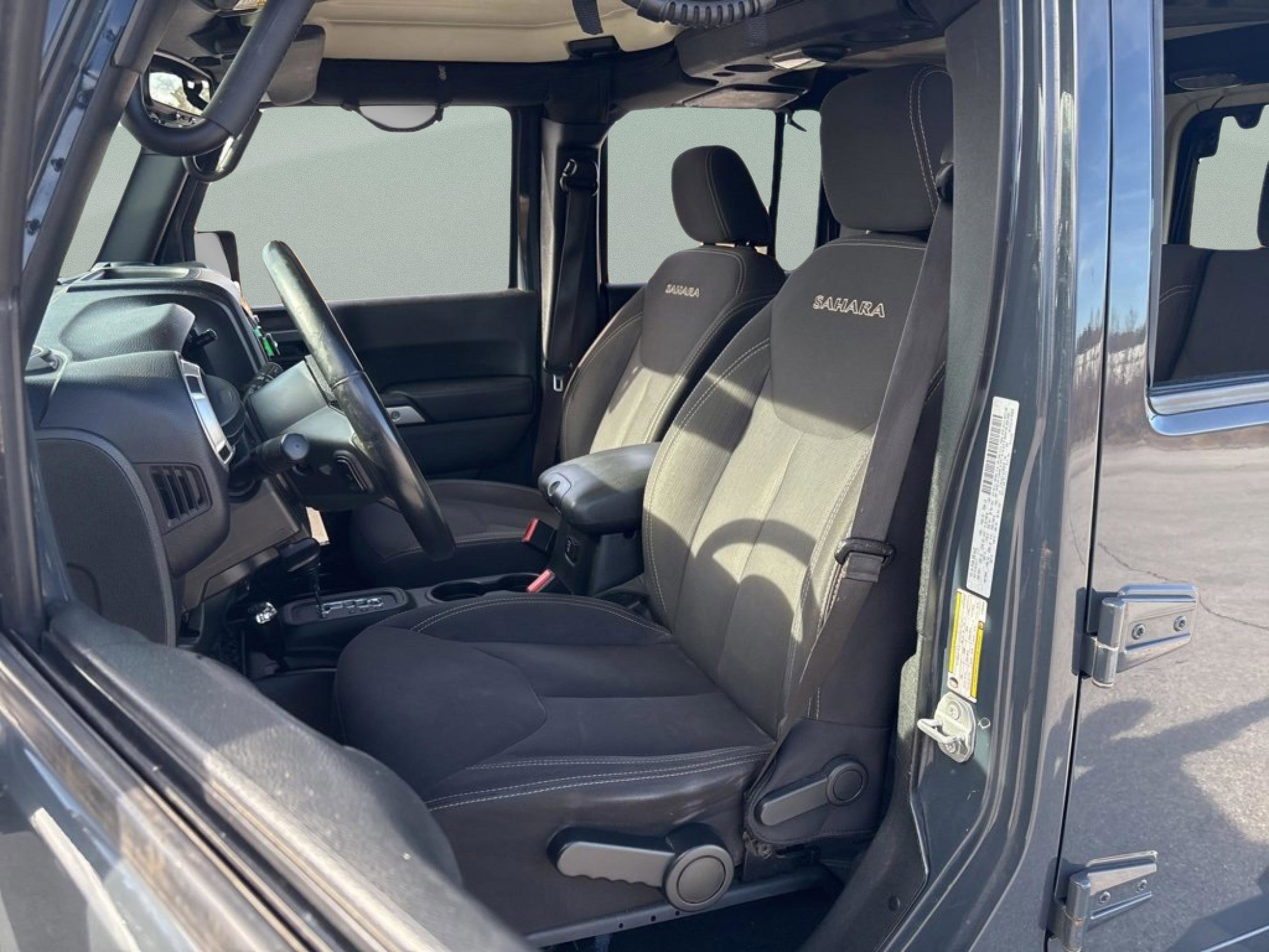 Used 2017 Jeep Wrangler Unlimited Sahara w/ Connectivity Group image 27